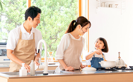 幸せな家族が自宅で蕎麦処美やじまのそばを使って料理を楽しむ様子